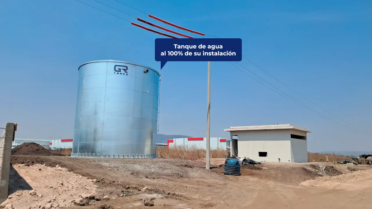 Tanque de agua al 100% de su instalación